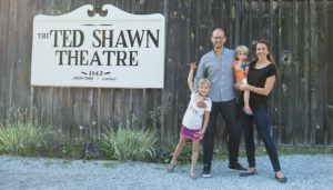 Christopher Duggan, Nel Shelby, and family; photo Hayim Heron