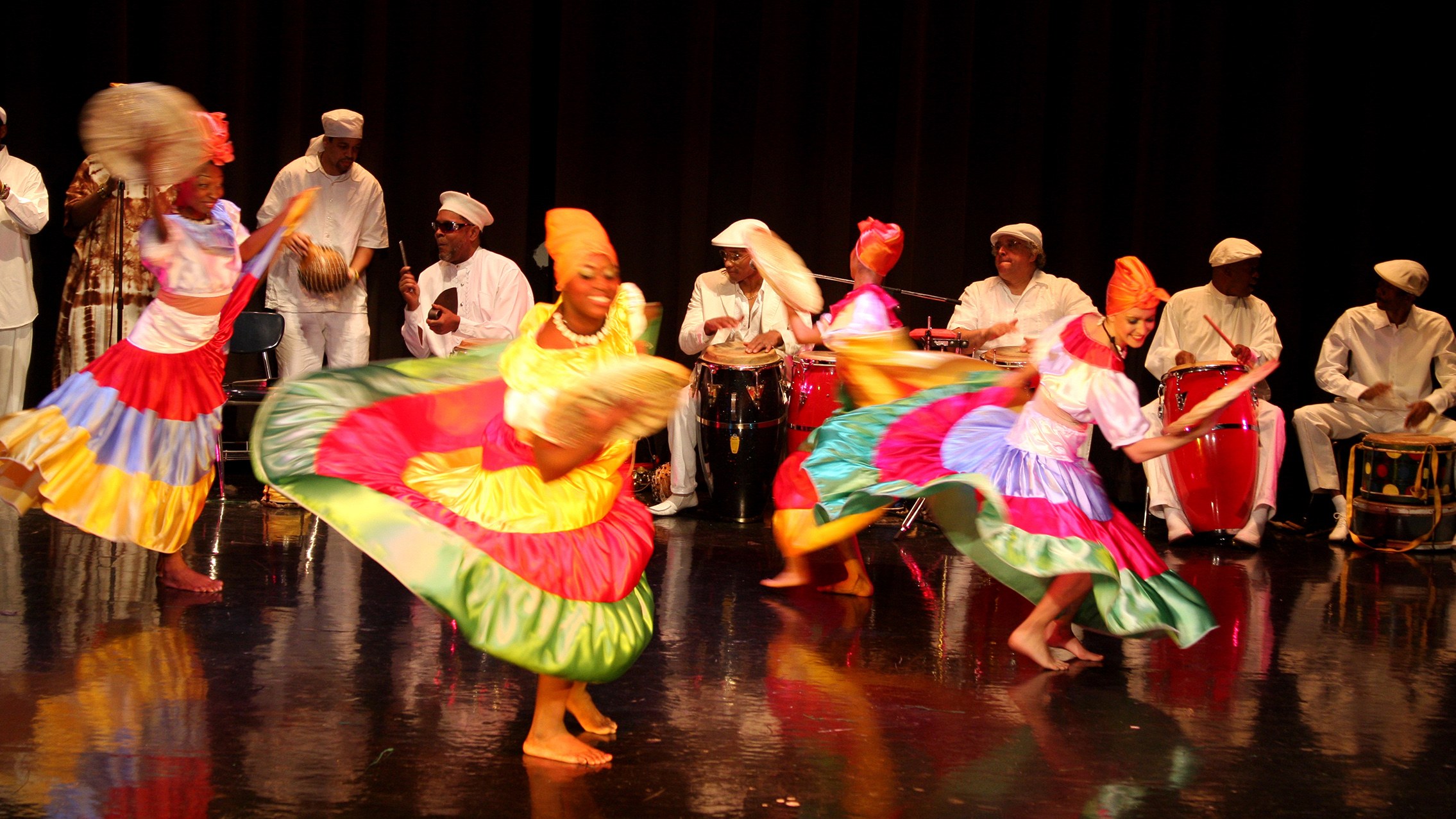 Кубинский народный танец. Кубинские танцы. Национальные кубинские танцы. Румба кубинский танец. Народные танцы Кубы.